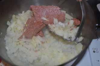 4. Mix the potatoes, onion and corned beef together and mash until well mixed.