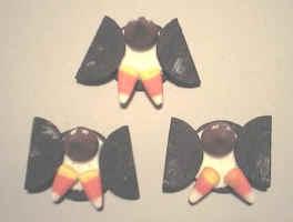 Edible Penguin Materials: Oreo cookies Candy corn Hershey kisses Small paper plates Knife Teacher prep: Purchase materials Child s Process: Take the top off of an Oreo Break or cut the top in half