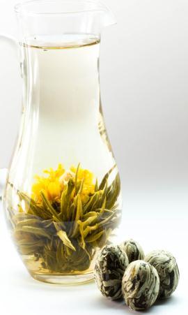Heart shape white tea maofeng + 1 chrysanthemum+ 1pc globe amaranth+3pcs jasmine 皇冠茉莉 BMWE-056 Lily