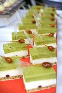 The two most common ways to display cakes are as follows: In a display fridge Displayed on a dessert buffet.