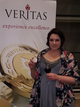 Media Release 10/10/2017 BOPLAAS: 2 DOUBLE GOLD AND 9 GOLD AT TOP SA AWARDS Boplaas Family Vineyards in Calitzdorp excelled in the two biggest wine competitions in South Africa, Veritas and