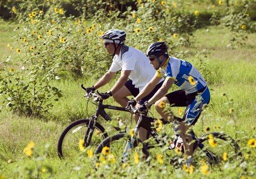 Activity BIKE RIDES Jacob Hawkins and the Floyd Bike Shop plans two rides: A leisurely two hour trail ride along the Little River and an expert ride down Hog Mountain.