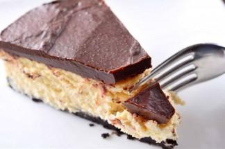 gegooi word Baileys Irish Cream Cheesecake with Chocolate Ganache Ingredients: 2 cups Oreo cookie crumbs 5 tablespoons unsalted butter, melted 3 (240g) packages cream cheese, softened 1 cup
