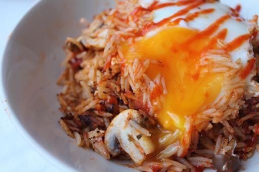 ONE POT MEAL 5 MINUTE BAKED EGG TOMATO MUSHROOM RICE 1 Pouch Microwave Rice 175g Tomato and Wild Mushroom Pasta Sauce 3-4 Chopped Sundried Tomatoes 200g Chopped Mushrooms 2 Eggs Serves 2 Heat pan on