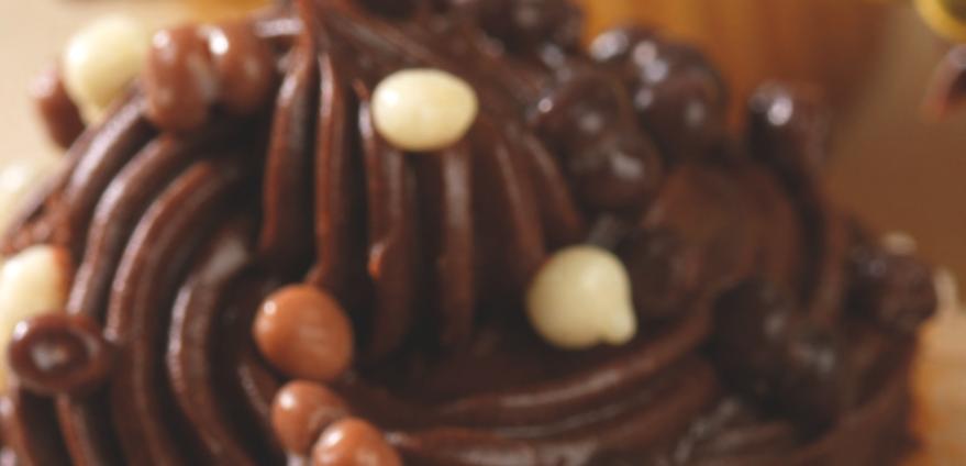 Chocolate Heaven Criss Cross Cupcakes with Golden Eggs Chocolate icing Chocolate golden eggs Add the chocolate icing to an icing bag or syringe and ice your cupcake ice straight lines from left to