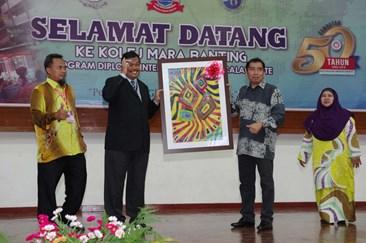 Aktiviti main peranan sebagai Perdana Menteri Malaysia Penyerahan Jalur Gemilang oleh Tuan Pengarah MARA INTERNATIONAL BACCALAUREATE EDUCATORS CONFERENCE (MIBEC) MARA IB Educators Conference (MIBEC)