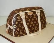 LOUIS VUITTON CAKE Beginners-Intermediate (previously knowledge of working with fondant would be advantageous) 5 or 6 mud cake (uncovered) of about 7cm high (round or square) 1kg of Ready To Roll