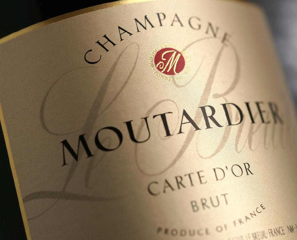 Champagne Moutardier - Carte d Or Brut Commended at Decanter Worl Wine Award 2012 Berliner Gold at Berliner Wein Trophy 2012 Gold Medal by Drinks Business 2011 85% Meunier 15% Chardonnay - Visual