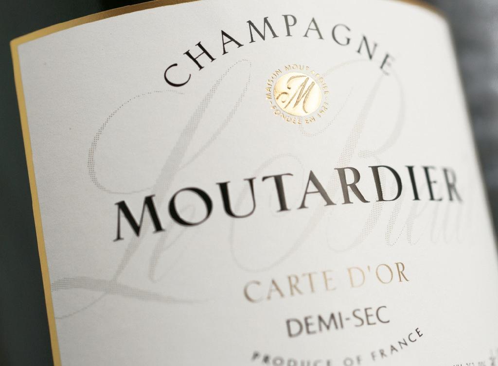Champagne Moutardier Carte d Or Demi-Sec 85% Meunier 15% Chardonnay - Visual appreciation: Tiny, fine bubbles making their way through a golden yellow cristalline liquid.