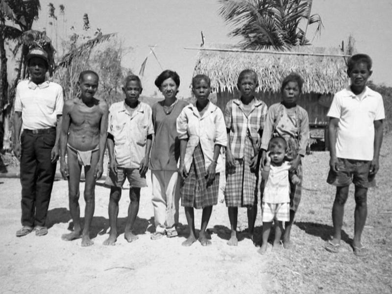 Material culture 37 PHOTO FROM LYDIA V ISRAEL Residents of Sitio Malangsi (and the researcher) wearing varied types of clothing. Only a few men continue to wear baag. scarecrow.