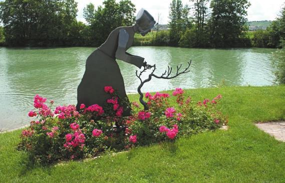 Vine and wine works «sculptures of winegrowing traditional gestures» Le village of Cumières exhibits the traditionnal gestures used in the making of