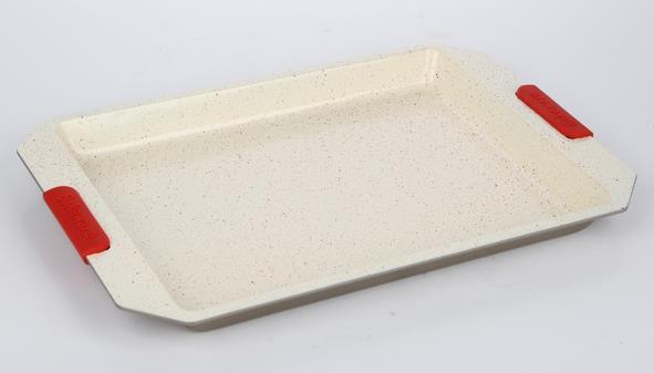 EXTERIOR THICKNESS : 0.6MM T1-46657 COOKIE SHEET WITH SILICONE HANDLE SIZE : 41.8 X 28.2 X 3.