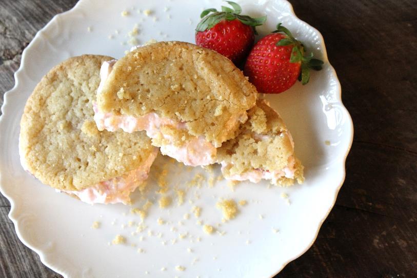 Strawberries & Cream Sugar Cookie Sandwiches Rich and creamy strawberry & cream filling, sandwiched between two buttery sugar cookies. Makes approximately 20 sandwiches.
