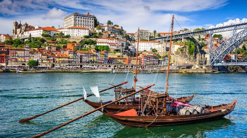 River Cruise (May to October) Spend the day cruising the river back to Porto passing by some stunning locks with 14 and 35m of descent at the dams.