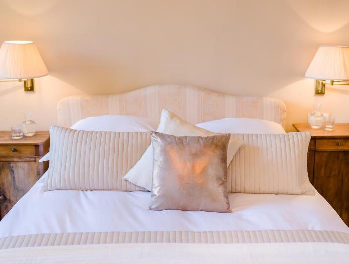 Bonne nuit bedrooms Each room has an en-suite bath or shower room and its own distinctive style. All rooms wifi, airconditioning/heating and are furnished for comfort throughout the year.