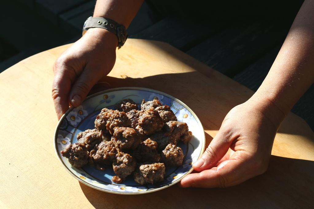 Camas Albondigas (meatballs) The mild nutty, sweetness of camas pairs very well with beef, and this recipe can also be used to make camas hamburgers