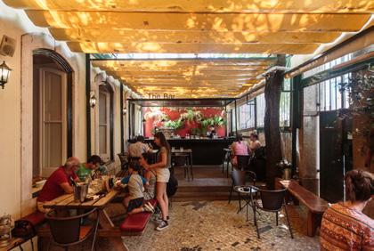 THE DECADENTE RESTAURANTE & BAR LOCATED IN THE INDEPENDENTE HOSTEL CENTENIAL PALACE Located in the very centre of Lisbon s nightlife, between the