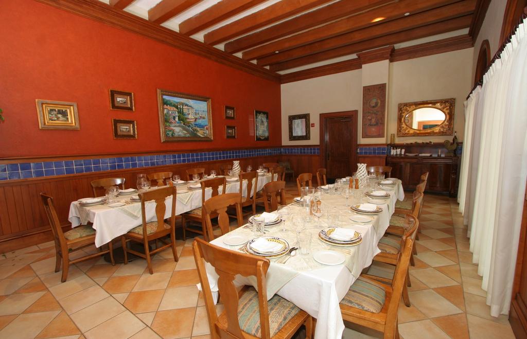 The Harbor Room The Harbor Room is Mama Della s largest private room, seating up to 30 people comfortably. The room adjoins Trattoria del Porto (restaurant next door) and Mama Della s Ristorante.