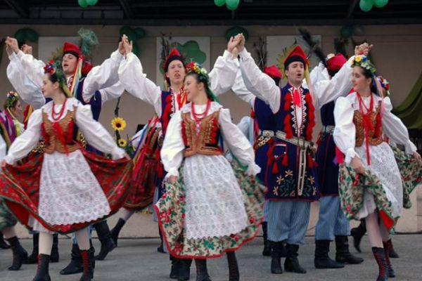 POLISH FOLK DANCES LENKŲ LIAUDIES ŠOKIAI Polish folk dances are lively, energetic, and joyful.