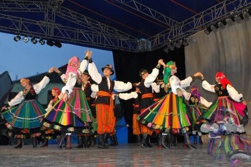 Dažniausia šokama ratu. Lenkų tautiniai šokiai yra Krakoviakas, Kujaviakas, Mazurka, Oberekas ir Polonezas.