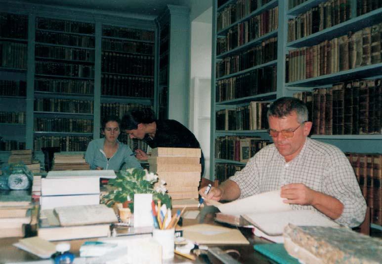 Slika 1. Željko Vegh sa suradnicima u knjižnici Grkokatoličke biskupije knjiga. U grupu su imenovane prof. dr.