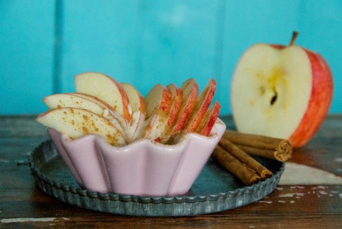Treats Honeycrisp Apples with Warmed Coconut Butter and Cinnamon [Serves 2]** 2 Honeycrisp apples (or green apples) cut into