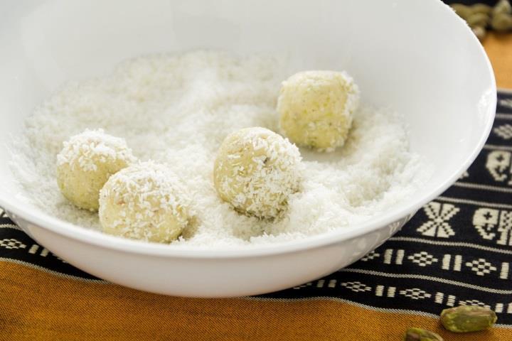 Lemon Coco Bombs [Makes 10-12 lemon balls]** 1 ½ cups organic almond flour 1/3 cup organic coconut flour ½ tsp.