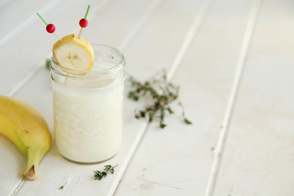 CREAMY TAHINI SMOOTHIE 1/2 cup frozen Banana 1/2 cup frozen Peaches 1 cup Almond- or Coconut Milk 1 Serving Vanilla or Hemp protein powder 1 TBSP Tahini 2 large leaves Curly Kale 1 pitted Date