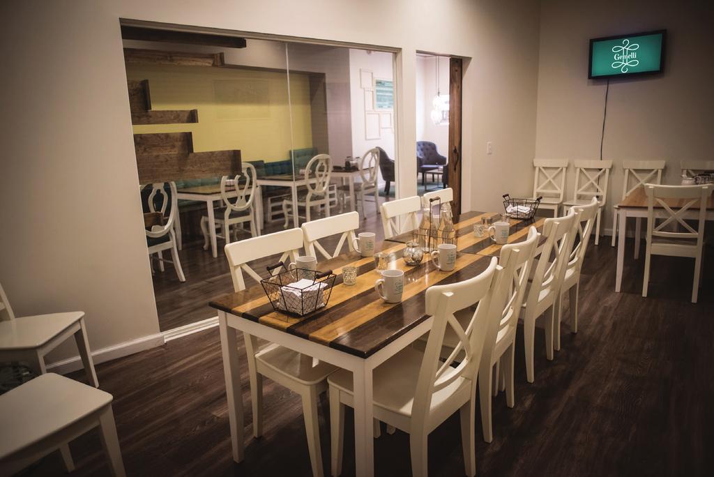 Gemelli's private room can accommodate up to 16 people comfortably.