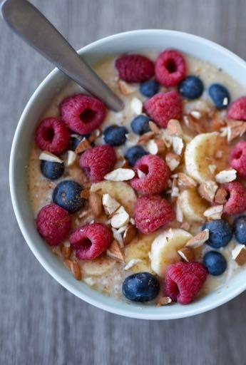 FRUITY PORRIDGE BOWL 1/4 cup gluten free oats 1 cup water 1/4 cup cashew milk 2 tsp maple syrup 1 tsp maple syrup 1 tbsp nut butter of choice 1 tbsp chopped almonds 1 small ripe banana 1 handful of