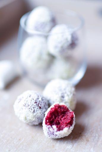 RED VELVET COCONUT TRUFFLES (Makes about 20 truffles) Truffles: 1/2 beet (peeled, make sure it s not too big) 1 tbsp beet root powder 1 cup finely shredded unsweetened coconut 3/4 cup ground almonds