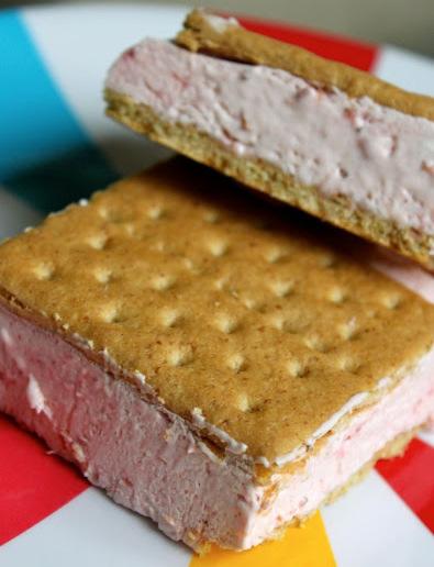 Graham Cracker Ygurt Bars Ingredients: 14 Graham crackers brken int quarters 1 1/2 cup vanilla Greek nnfat ygurt 1 1/2 cup fat free whipped tpping 1 tsp vanilla extract 1 cup chpped fruit pieces f