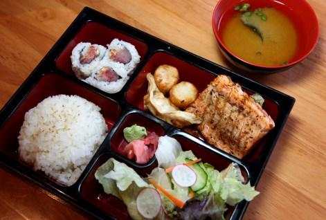 Nigiri Sushi (Chef s choice) and Tuna Roll or Salmon Roll 7 pcs Nigiri Sushi (Chef s choice) and California Roll or Spicy Tuna Roll Chef s choice of assorted fresh sashimi, served with a