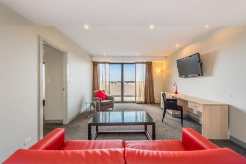 Accommodation Room Types With beautifully appointed and contemporary décor, Mantra Tullamarine takes care of both corporate and leisure travellers with a roomy work desk, wireless internet, cable