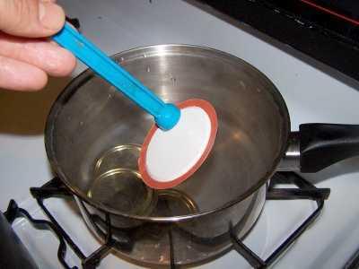 . Step 7 - Testing for "jell" (thickness) I keep a metal tablespoon sitting in a glass of ice water, then take a half spoonful of the mix and