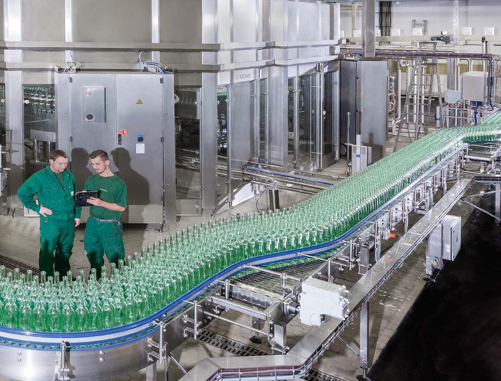 The machines have been arranged in a circle, resulting in shorter routes for machine operators, and the optimised bottle-guidance system has helped considerably reduce the noise level that machine