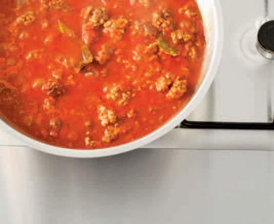 1 Three tips to a great bolognaise sauce Remove any fat and water from mince To start the sauce, heat a pan until moderately hot and add a batch of mince, being careful not to crowd the pan (crumble