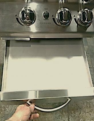 A small amount of sand can be added to the grease pan and cup for absorbing accumulated grease. 3.
