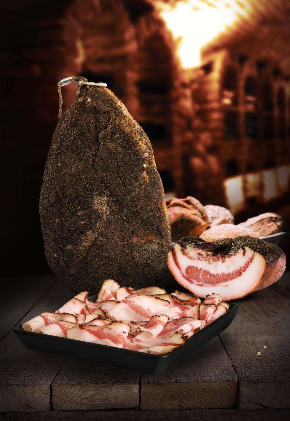 Guanciale al pepe Appearance Characteristic squeezed pear shape with presence of flavours on the top part and rind on the lower part.