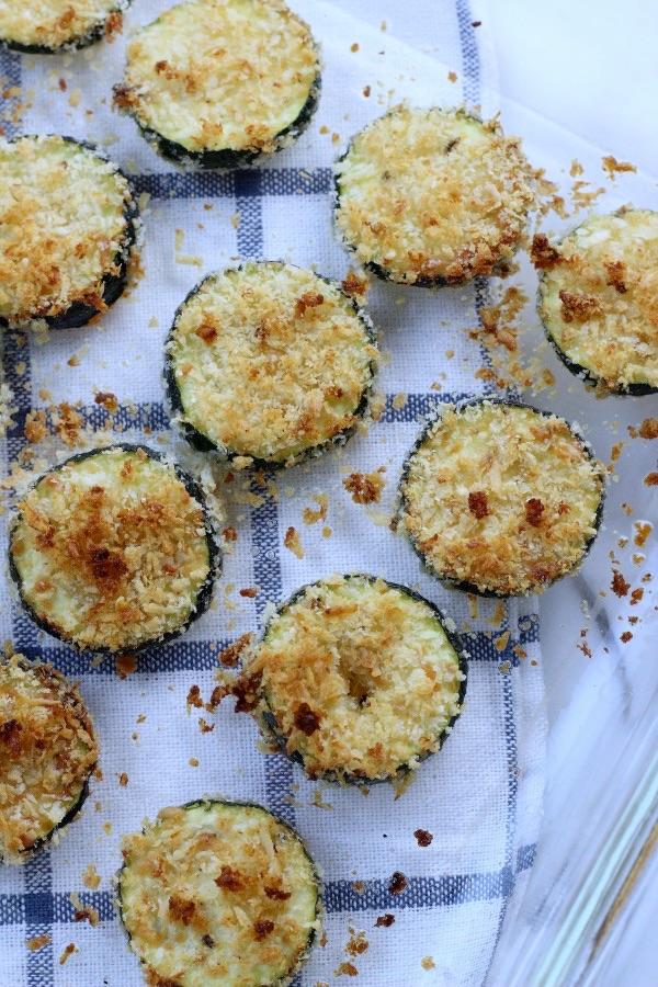 SIDES SUMMER ZUCCHINI CHIPS Preheat oven to 450 degrees and lightly grease baking sheet with Olive Oil Cut Zucchini into 1/4 inch rounds Put Zucchini chips into a bowl and add salt, pepper and garlic