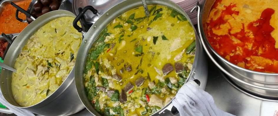 Ingredients for curry paste: 10 dry or fresh chilies (less if you don t like spicy) 10 cloves garlic 10 shallots Small piece of turmeric 2 tsp coriander seeds 1 tsp shrimp paste (optional) Khao Buer