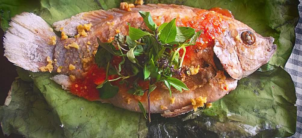 Sauce ingredients: 1 tsp chili (chopped) 100 gr garlic 1 stalk lemongrass 1 small piece coriander root 100 ml lime juice 100 ml fish sauce Sugar to taste Other ingredients: 1 kg fish with scales 5