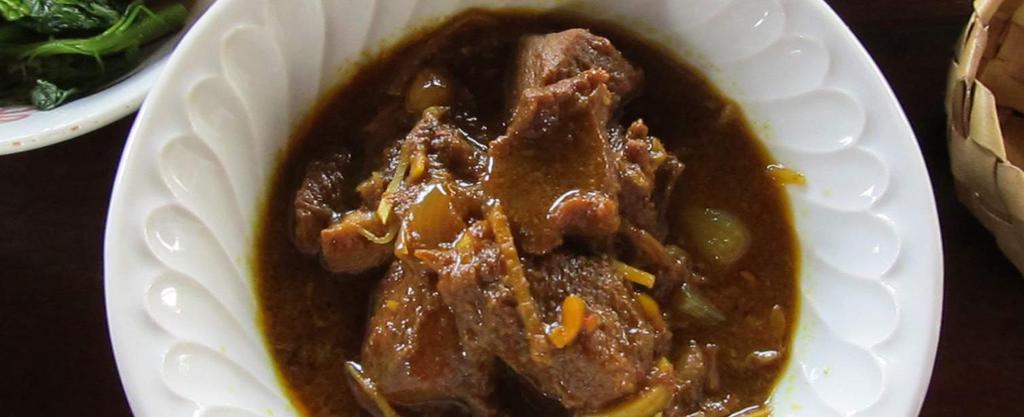 Ingredients for curry paste: 7 dry chilies (less if you don t like spicy) 1/2 cup garlic 3 shallots 1 Tsp galangal 1 stalk lemongrass Other ingredients: 1/3 kg red pork meat 1/5 kg pork fat 2 tsp