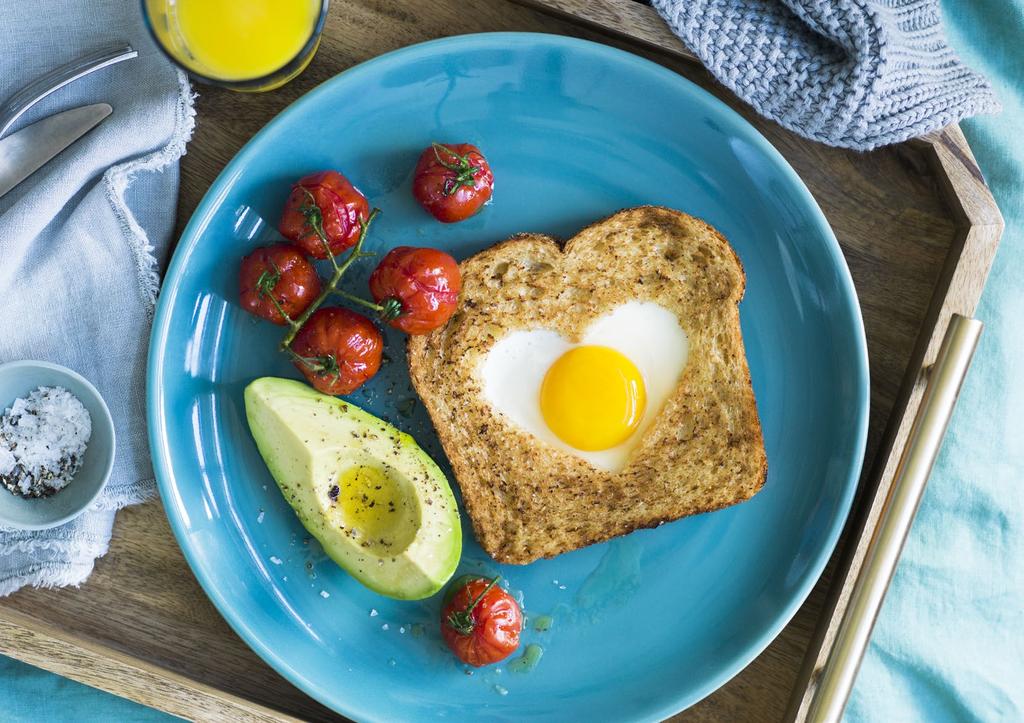 Egg toasts with roasted tomatoes and avocado Serves 4 Preparation time: 5 minutes Cooking time: 15 minutes 260g truss cherry tomatoes 4 thick slices of wholegrain or wholemeal bread 4 eggs 1 medium