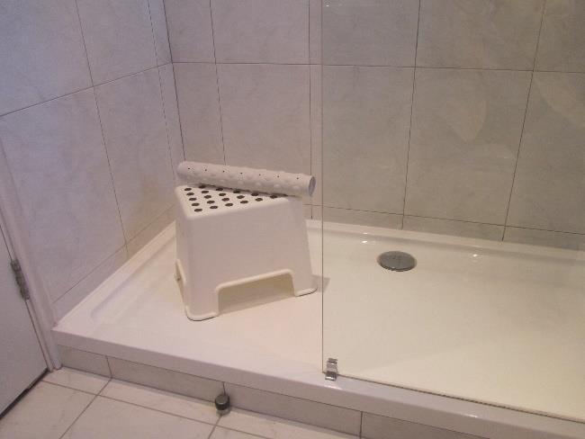 Shower step is 5in / 13cm high, access width 2ft 5in / 74cm and overall length is 5ft 6in