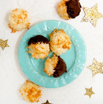 HANUKKAH & PRESENTS PLAIN OR CHOCOLATE COVERED MACAROONS Choose from
