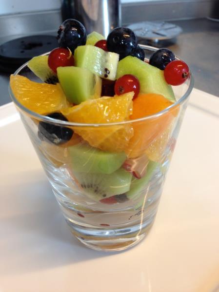 Smoothie 400 g mixed fruits 100 ml water or fruit juice Cut the fruit into