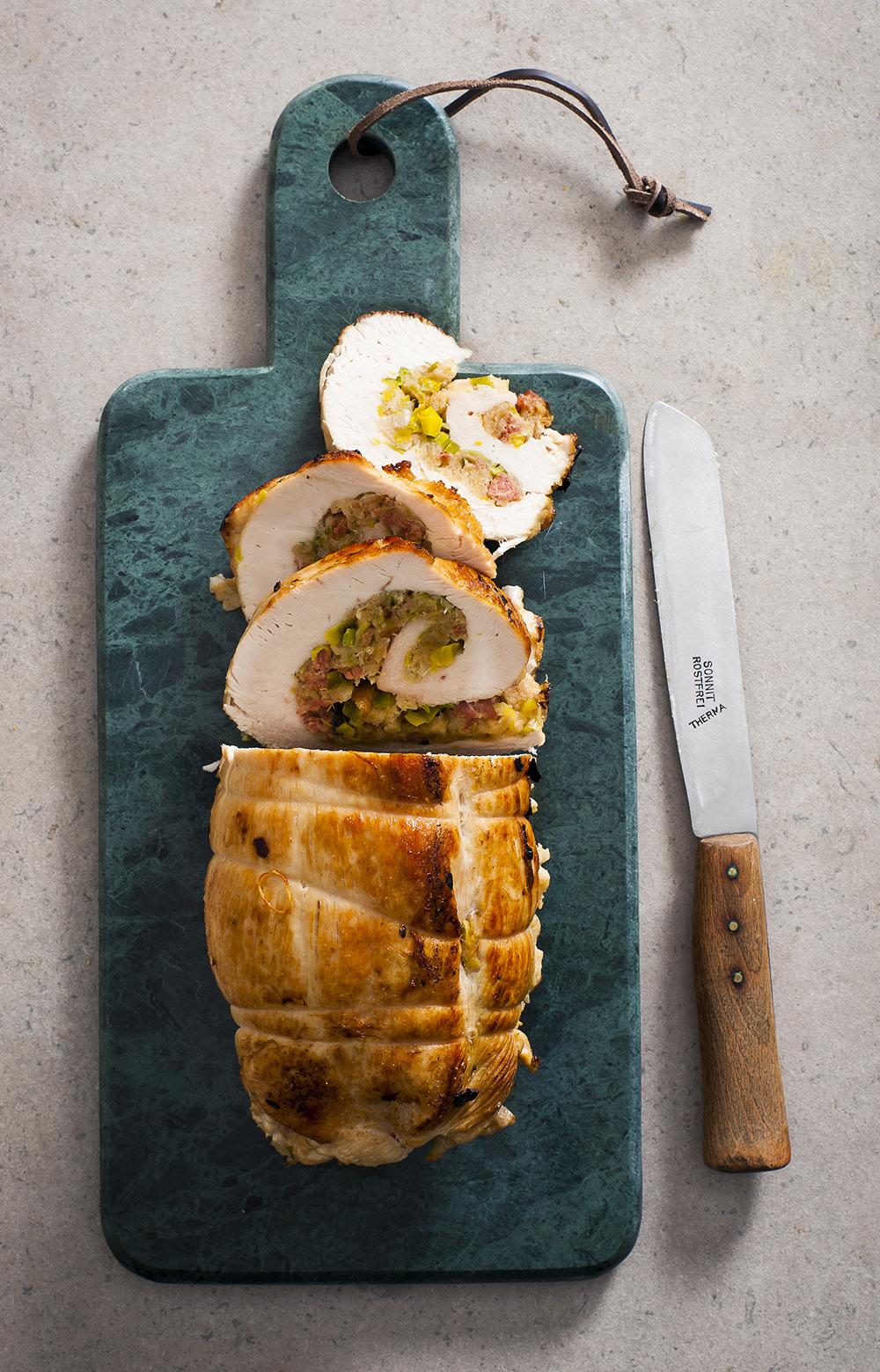 Rotolo di tacchino al passito con carote Turkey Roulade in Passito Wine with Carrots Serves 4 Preparation: 20 minutes, plus cooling time Cooking: 1 hour 3 tablespoons butter 1 leek, trimmed and cut
