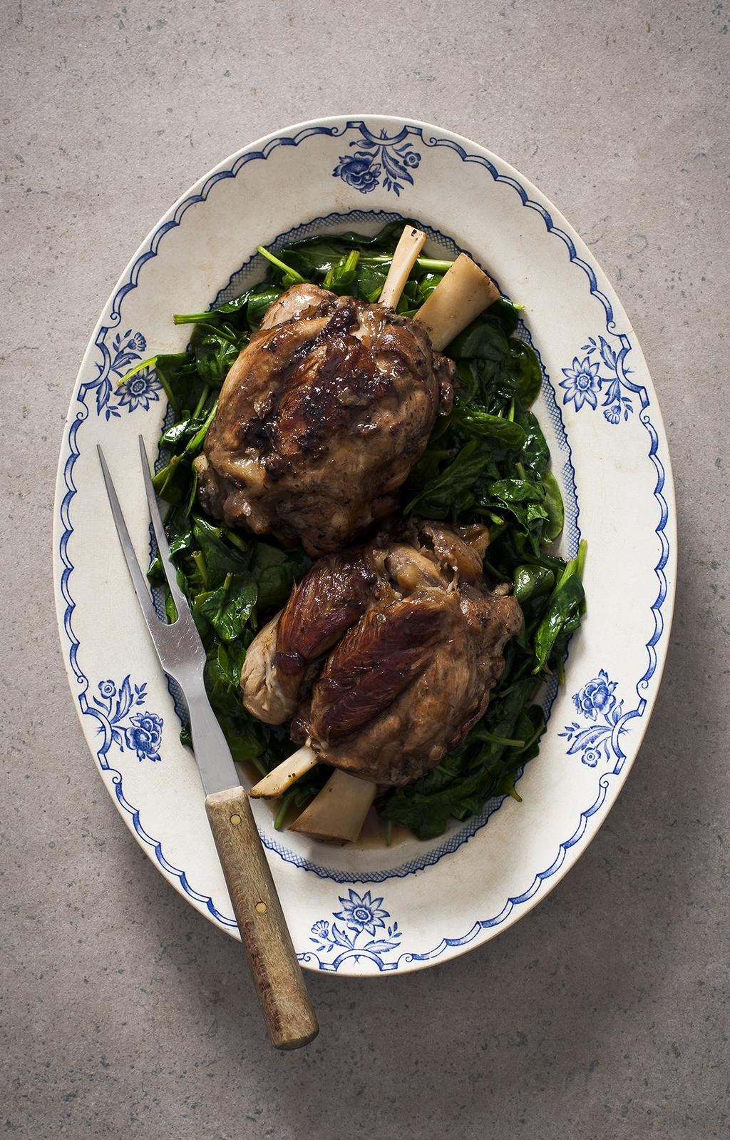 Stinco di maiale al vino rosso con spinaci Pork Shanks in Red Wine with Spinach Serves 4 Preparation: 20 minutes, plus 7 8 hours marinating Cooking: 2 hours 10 minutes 2 pork shanks generous 2 cups