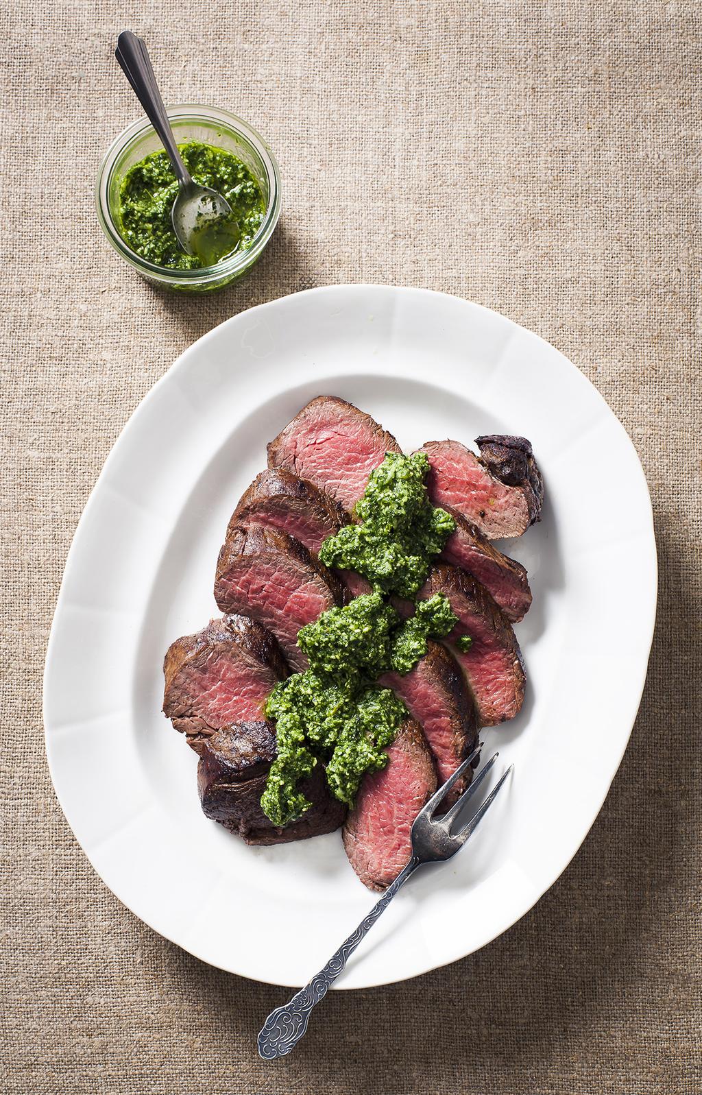 Filetto al pesto prezzemolato Beef tenderloin with Parsley Pesto Serves 6 Preparation: 20 minutes Cooking: 20 minutes Season the meat with salt and pepper, brush it with oil, and cook in a pan for 20